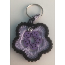 GEHAAKTE BLOEM hanger in LILA ZWART met smiley kralen